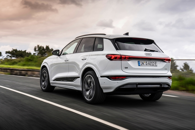 아우디가 한국 시장에 새롭게 선보인 중형 SUV 전기차 Q6 e-트론이 시장에서 긍정적인 평가를 받고 있다. / 아우디 코리아