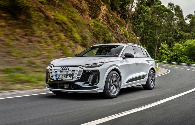 아우디가 한국 시장에 새롭게 선보인 중형 SUV 전기차 Q6 e-트론이 시장에서 긍정적인 평가를 받고 있다. / 아우디 코리아