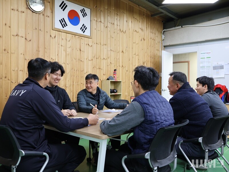 세종기지 대장의 월동대 조회가 끝나면 유지반 대원들은 기계동에 다시 모여 유지반 회의를 추가로 진행한다. 유지반을 총괄하는 노기영 반장은 대원들의 업무 하나하나를 꼼꼼히 챙긴다. / 사진=남극특별취재팀