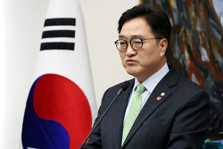 우원식 국회의장이 27일 오후 국회에서 ‘마은혁 헌법재판관 후보자 임명과 헌재의 조속한 윤석열 대통령 탄핵심판 선고’를 촉구하는 담화문을 발표하고 있다. / 뉴시스