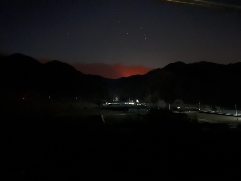 영양 지역 산불이 국립생태원 멸종위기종복원센터 인근까지 번진 모습. 불빛이 나오는 건물이 복원센터 전경이다./ 임정은 국립생태원 선임연구원 제보, 사진=윤종민 국립생태원 멸종위기종복원센터 조류팀 팀장