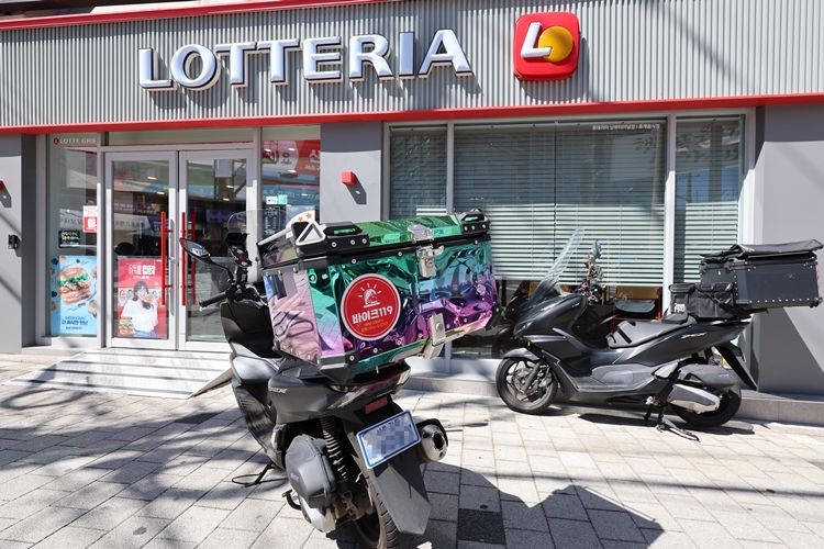 롯데리아를 비롯한 노브랜드, 써브웨이 등 햄버거‧샌드위치 업체들이 제품 판매가 인상 계획을 밝혔다. / 롯데GRS