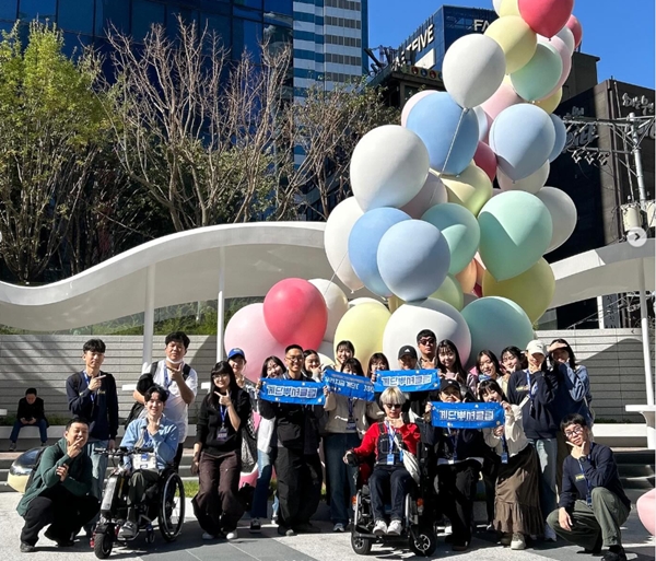계단 정보 수집을 위해 모인 2030 세대들의 모습. / 계단뿌셔클럽