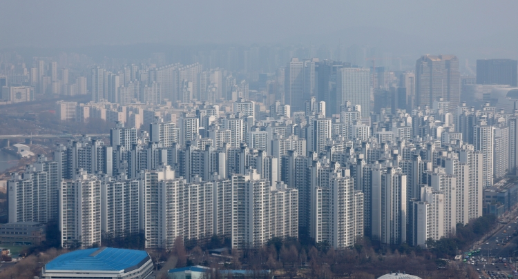 키움증권은 최근 산업브리프를 발표를 통해  한국의 부동산은 정치적 영향보다는 ‘정부의 정책’과 ‘시장 참여자’들의 태도가 더 큰 영향을 미친다고 설명했다. 다만 정책적 불안이 해소되고 있는 상황속에서도 수도권 중심의 부동산 시장은 이어질 것으로 전망했다. 사진은 대한민국의 아파트 전경./ 뉴시스