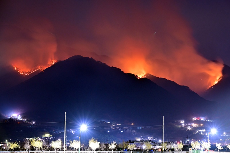 지난달 28일 영남 지역을 휩쓸었던 대형 산불은 진화가 완료됐지만 75명의 사상자를 내고 주택 3,400여채가 전소되는 피해를 남겼다. / 뉴시스
