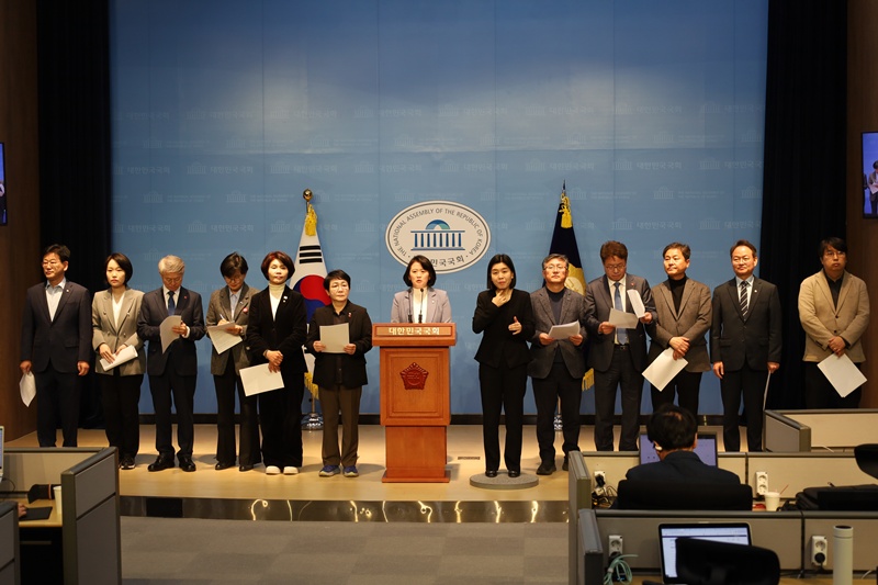 더불어민주당 기후행동의원모임 ‘비상’은 3일 국회 소통관에서 기후재난에 대응하기 위한 예산 확대와 지휘 체계 정비 등 전면적 대책 마련이 시급하다는 기자회견을 열었다. / 사진=이소영 의원실 제공