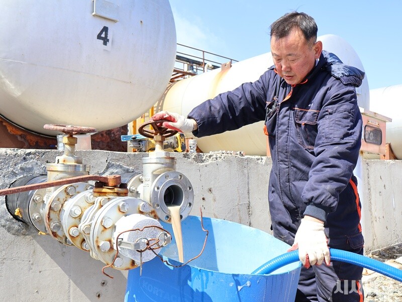 세종기지에서 기계설비 대원 맡은 임무는 △배관설비 운영 및 정비 △보일러 운영 및 정비 △냉장내동기 운영 및 정비 △담수화기 운영 및 정비 △공조기 운영 및 정비 △고압가스 취급 및 안전관리 △기지 시설 및 기자재 관리 등 매우 다양하다./ 사진=남극특별취재팀