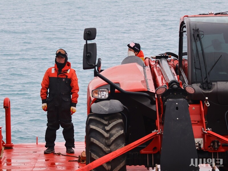 지난해 12월 28일, 중국 장성기지에 세종기지 물자를 대여해주기 위해 바지선에 탑승한 이성수 대원의 모습./ 사진=남극특별취재팀
