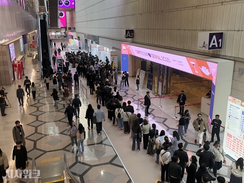지난 2일 오전 10시 30분경 ‘2025 서울커피엑스포’가 열리는 서울 강남구 코엑스 A홀 앞 입장을 위해 관람객들이 길게 줄을 늘어선 모습이다./ 임다영 인턴기자