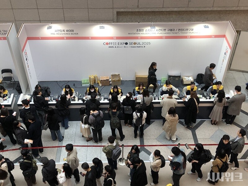 코엑스 A홀 앞 입장부스에서 사전등록 바이어, 사전티켓 구매자, 현장티켓 구매자 등 관람객들이 차례대로 티켓을 배부받는 모습이다./ 임다영 인턴기자