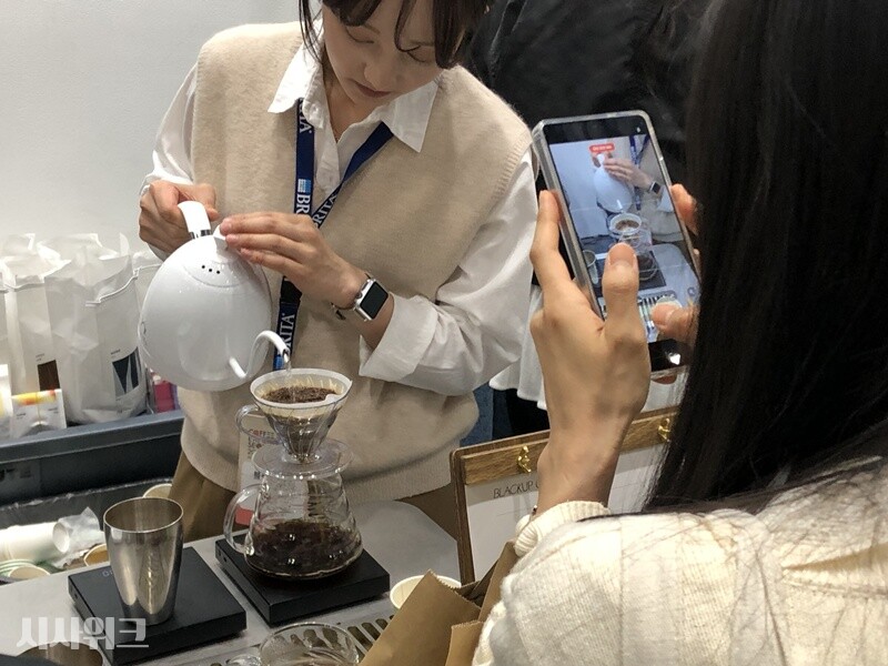 특별기획관 ‘로스터즈클럽’에는 스페셜티 커피 업계를 선도하는 전국의 로스터리들이 모였다. ‘블랙업커피’에서 관람객에게 핸드드립 커피를 내리는 과정을 선보이고 있다./ 임다영 인턴기자