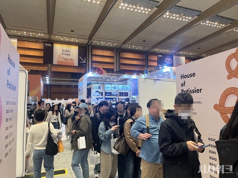 인기 부스에서 빵을 구매하기 위해 줄을 선 사람들의 모습. / 안혜림 인턴기자