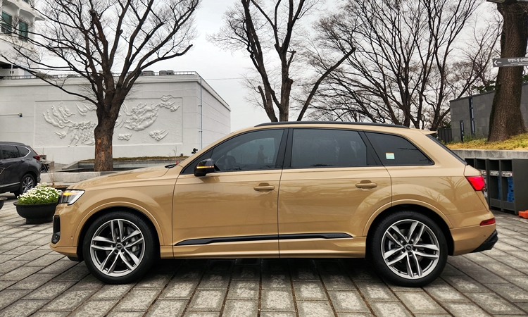 아우디 Q7 55 TFSI 콰트로 프리미엄 루프 라인은 뒤쪽으로 갈수록 약간 내려가는 형상으로 만들어져 사소하지만 스포티한 느낌을 살렸다. / 제갈민 기자