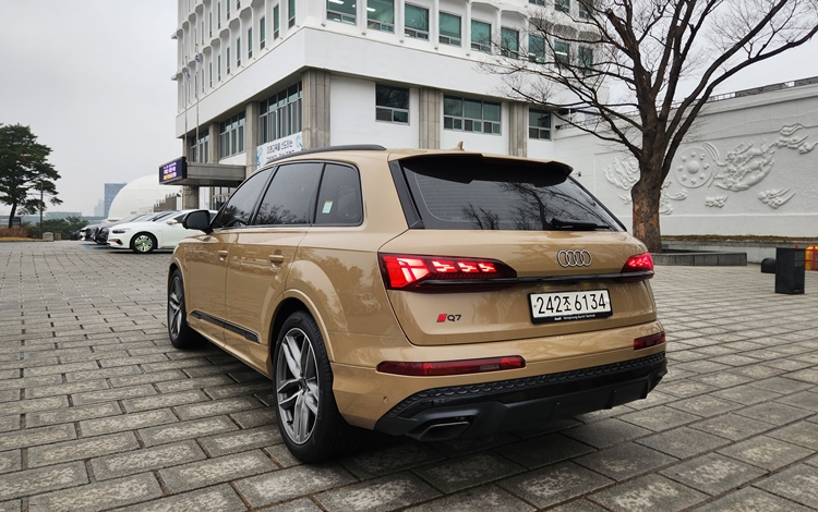 아우디 Q7 55 TFSI 콰트로 프리미엄의 입체적인 테일램프는 시선을 끄는 요소다. / 제갈민 기자