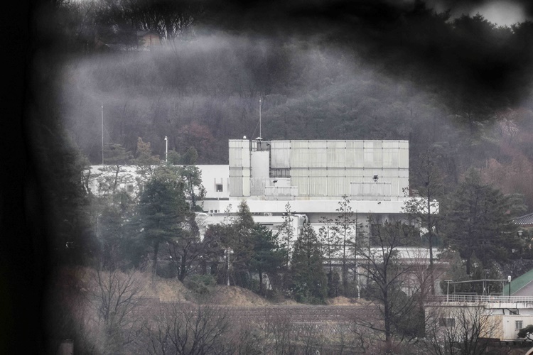 헌법재판소의 윤석열 전 대통령에 대한 파면 선고가 하루 지난 5일 서울 용산구 대통령 관저가 적막한 모습을 보이고 있다.  /뉴시스