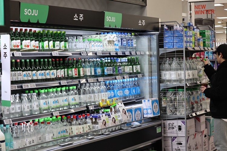지난해 국내 주요 주류업체들이 수익성에서 희비가 엇갈린 가운데, 올해 1분기에는 소폭 성장할 수 있을 것이란 전망이 나왔다. / 뉴시스