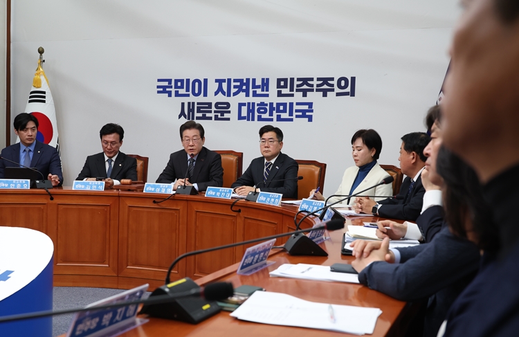 더불어민주당의 대선 레이스가 본격화한 가운데, 개헌과 대선 후보 경선룰이 당내의 첫 화두가 된 것으로 보인다. 사진은 이재명 대표가 7일 국회에서 열린 최고위원회의에서 발언하고 있는 모습. / 뉴시스