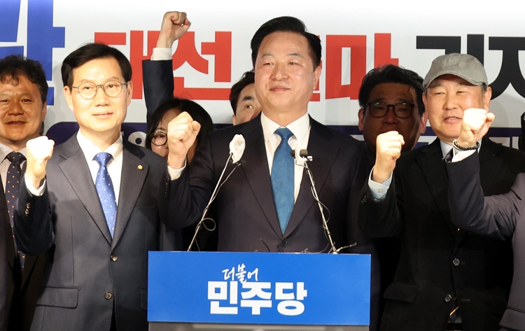 더불어민주당 내부의 비명계(비이재명계)가 사실상 ‘개헌·오픈프라이머리 공동 전선’을 구축한 모습이다. 사진은 김두관 전 의원이 7일 여의도 민주당사에서 제21대 대통령 선거 출마 공식 선언 기자회견을 마치고 지지자들과 기념촬영을 하고 있는 모습. / 뉴시스