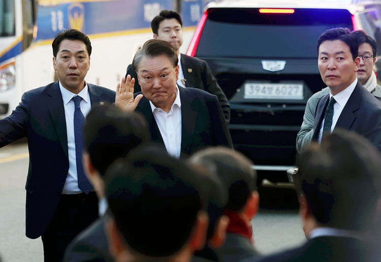 석방된 윤석열 대통령이 지난 3월 8일 오후 경기 의왕시 서울구치소 앞에서 지지자들에게 인사하고 있다. 윤 대통령 오른쪽은 김성훈 경호처 차장. / 뉴시스