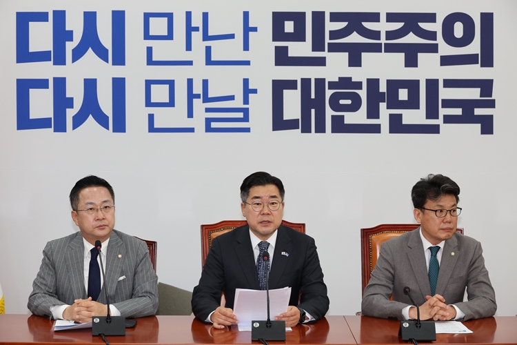 박찬대 더불어민주당 원내대표가 8일 오전 국회에서 열린 원내대책회의에서 발언하고 있다. / 뉴시스