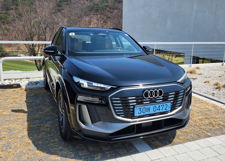 더 뉴 아우디 Q6 e-트론 퍼포먼스 트림 프런트 범퍼 형상은 옵션에 따라 다르게 적용된다. / 원주=제갈민 기자