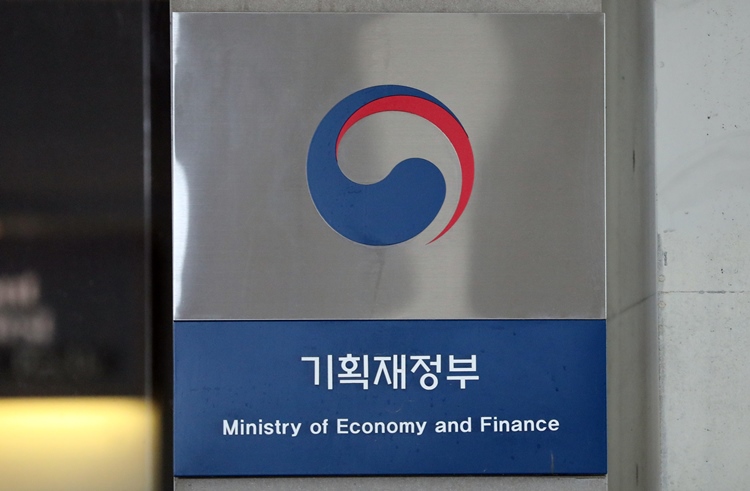 지난해 경기침체 등으로 국세수입이 줄면서 나라살림이 100조원 넘는 적자를 낸 것으로 집계됐다. / 뉴시스