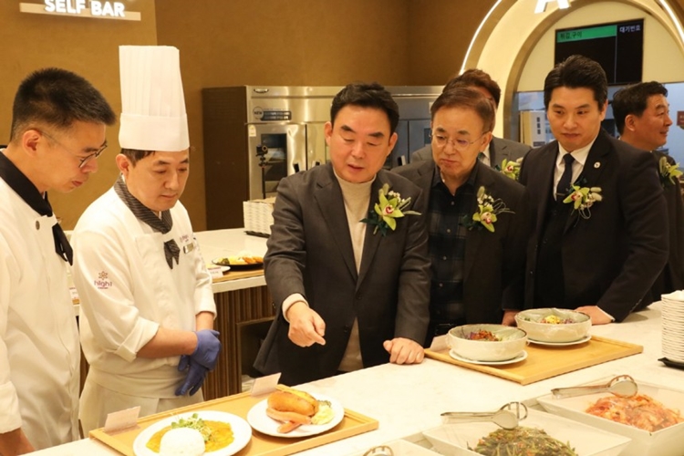 윤석열 정부 대통령실 출신인 최철규 강원랜드 부사장은 취임과 동시에 사장 직무대행을 맡아 적극적인 행보를 이어오고 있다. / 강원랜드