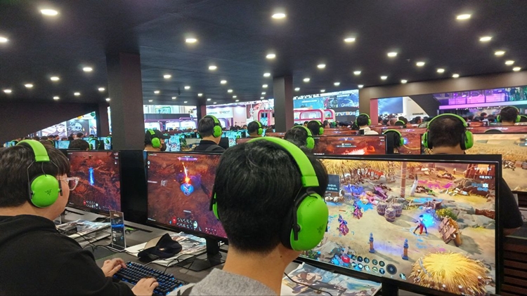 사진은 지난해 지스타 넥슨 전시관에서 이용자들이 ‘프로젝트 오버킬’을 플레이하는 모습.  / 조윤찬 기자 