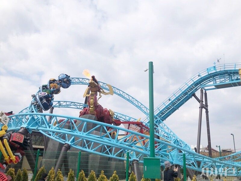 스핀짓주 마스터는 총 346m 길이의 트랙과 최대 시속 57km의 속도에 더불어 최대 360도까지 회전하는 좌석을 갖추고 있다. 평소 스릴 있는 어트랙션을 선호하는 탑승객들을 만족시키기에 충분하다. / 사진=임다영 인턴기자 