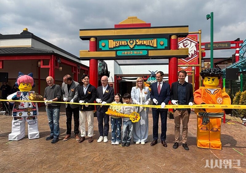​​스핀짓주 마스터의 시작을 알리는 테이프 커팅식에는 레고랜드 관계자와 더불어 어린이들도 함께했다. / 사진=이주희 기자  