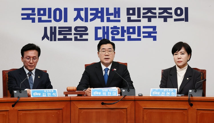 더불어민주당은 14일 한덕수 대통령 권한대행 겸 국무총리의 대선 차출론에 대해 ‘들러리용 윤석열 아바타’, ‘난가병(다음 대통령은 난가라는 의미)’ 등의 표현을 써가며 공세 수위를 높였다. 사진은 박찬대(가운데) 당대표 직무대행 겸 원내대표가 이날 오전 국회에서 열린 최고위원회의에서 발언하고 있는 모습. / 뉴시스