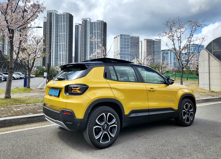 지프 어벤저는 작은 차량임에도 고속 주행 간 안정감이 뛰어나다. / 제갈민 기자