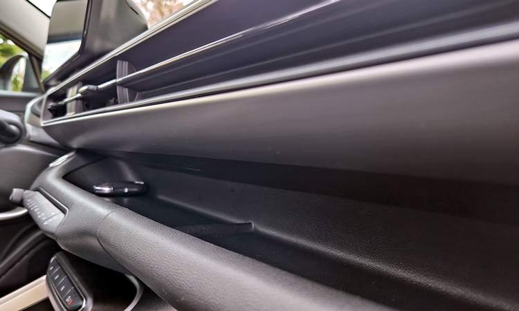 지프 어벤저 1열 대시보드 선반. 선반 상부 공조기 아래를 감싸고 있는 은색 플라스틱 소재 하단의 모서리(접합부) 부분은 마감이 제대로 이뤄지지 않아 약간 날카롭다. / 제갈민 기자