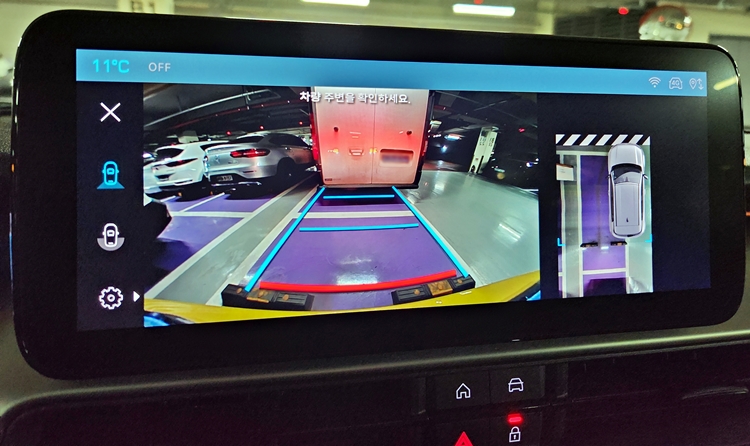 지프 어벤저 후진 기어(R) 체결 시 후방 카메라가 비추고 있는 부분을 메인 디스플레이로 확인할 수 있는데, 화면의 오른쪽을 보면 차량 위치와 주차 라인의 위치가 일치하지 않는 현상이 나타난다. / 제갈민 기자