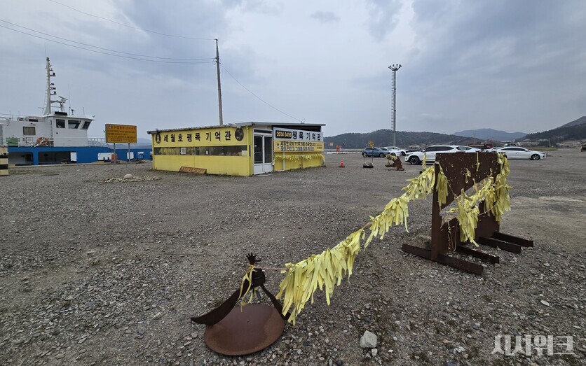 팽목항 인근 공터 한쪽에는 팽목기억관인 임시 컨테이너가 11년째 우두커니 놓여져 있다. / 사진=김두완·정소현 기자