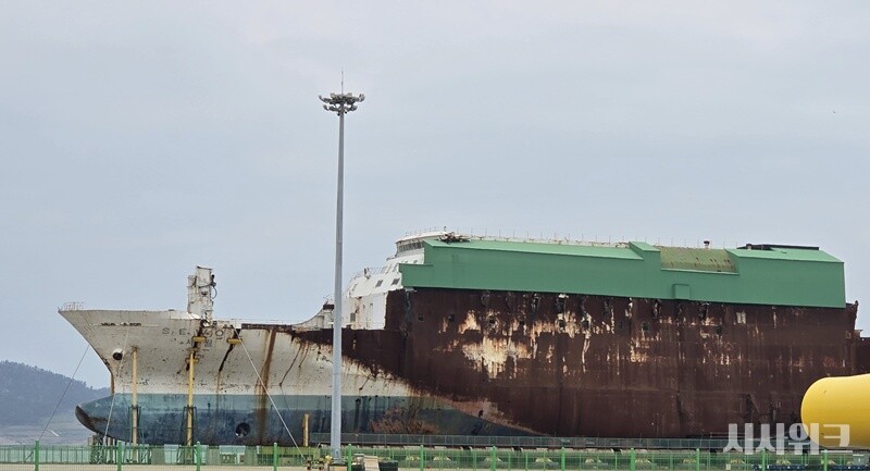 목포 신항에서 거치된 세월호 선체의 모습이다. / 사진=김두완·정소현 기자