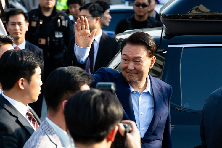 윤석열 전 대통령이 지난 11일 서울 용산구 한남동 대통령 관저를 떠나 서초동 사저로 이동하며 지지자들과 인사를 나누고 있다. (공동취재) / 뉴시스 