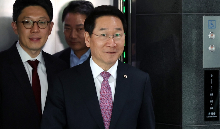 국민의힘 대선 출마를 선언한 유정복 인천시장이 16일 오후 서울 중구 서울시청에서 오세훈 서울시장과 회동을 위해 이동하고 있다. 유 시장은 이날 기자회견에서 윤석열 전 대통령과의 결별을 주장했다. / 뉴시스