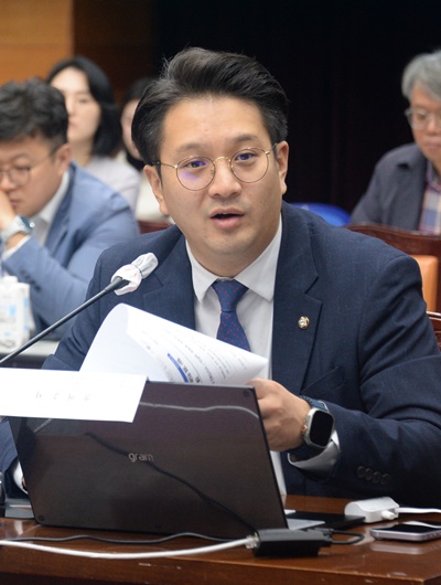 전용기 더불어민주당 의원(사진)은 게임 확률로 기만하는 게임사를 퇴출시키는 입법 추진에 나섰다. 사진은 지난해 국정감사 모습. / 뉴시스