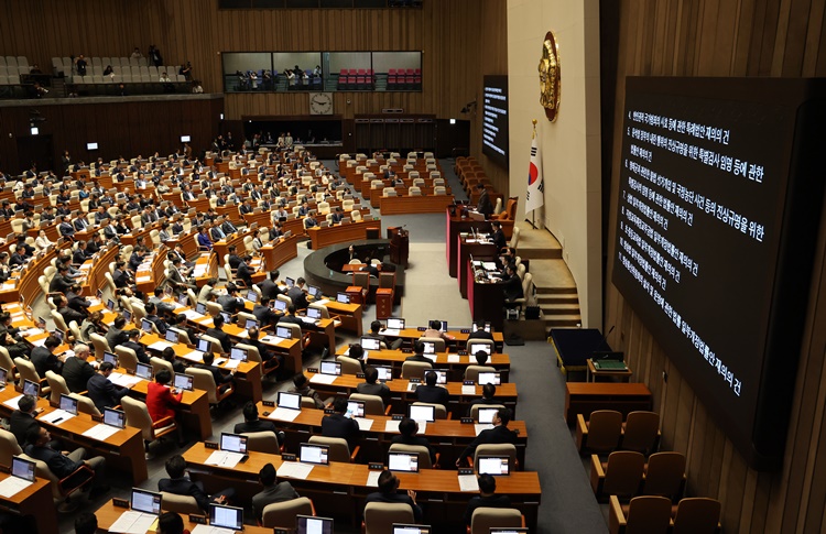 17일 오후 서울 여의도 국회 본회의장에서 열린 제424회 국회(임시회) 제5차 본회의에서 '윤석열 정부의 내란 행위의 진상규명 특검', '명태균 불법선거개입 특검' 등 재의의 건이 상정되고 있다.  /뉴시스