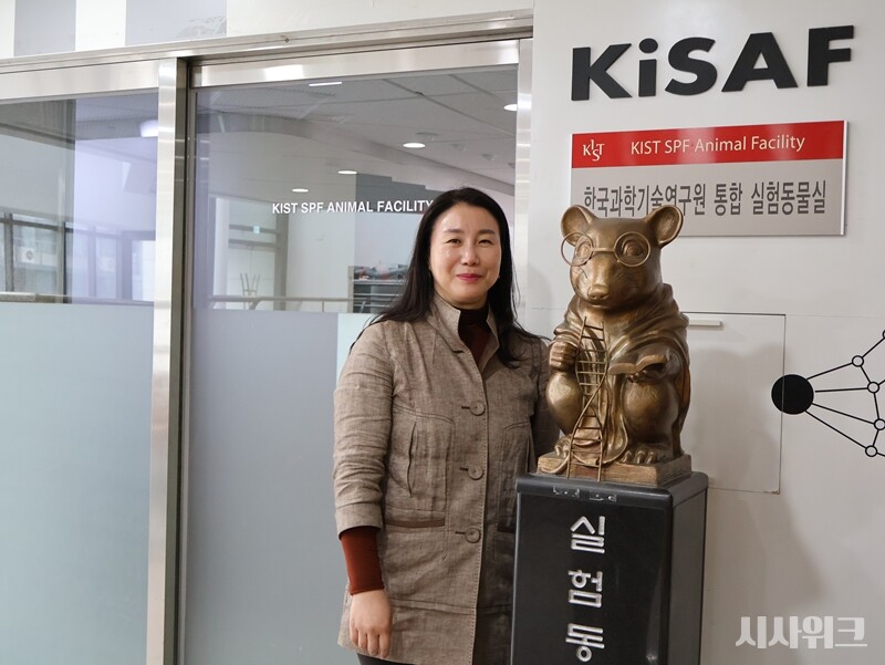 의학·약품, 과학의 발전은 ‘실험동물’들의 희생으로 쌓아 올린 금자탑이다. 하지만 생명을 다루는 만큼 동물실험을 담당하는 연구자들의 어깨는 늘 무겁다. ‘시사위크’ 취재팀은 임혜인(사진) 한국과학기술연구원(KIST) 연구동물자원센터장을 만나 윤리적 동물실험의 방법, 연구자들이 가져야 할 책임감에 대한 이야기를 들어봤다./ 사진=안혜림·홍서연 인턴기자