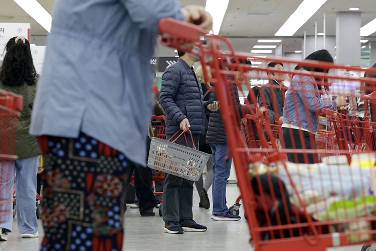 소비 부진이 장기화할 것이란 전망이 계속되면서 대형마트 업계의 올해 전반적인 전망은 부정적이다. / 뉴시스