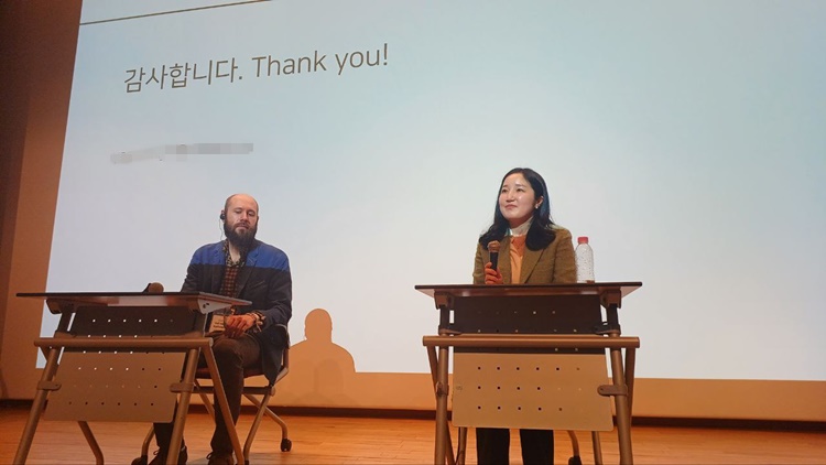 18일 게임과학연구원과 디그라한국학회는 서울 용산구에 위치한 국립중앙박물관에서 2025 게임과학 심포지엄을 개최하고, ‘게임이용장애를 바라보는 다양한 시선’을 주제로 학계 전문가들의 연구 발표를 진행했다. 사진은 (왼쪽부터) 핀란드 유베스큘라대학교 벨리 마띠 카홀라티 교수와 진예원 이화여자대학교 융합콘텐츠학과 교수가 심포지엄에 참석한 모습. / 조윤찬 기자