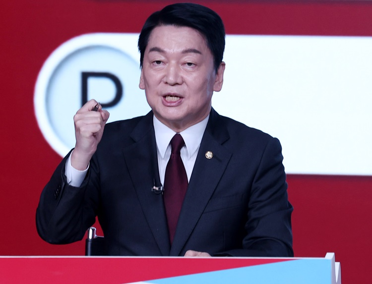 안철수 제21대 대통령 선거 국민의힘 경선 후보가 지난 19일 오후 서울 강서구 ASSA아트홀에서 열린 '제21대 대통령 선거 국민의힘 1차 경선 A조 토론회'에서 발언을 하고 있다.  /뉴시스