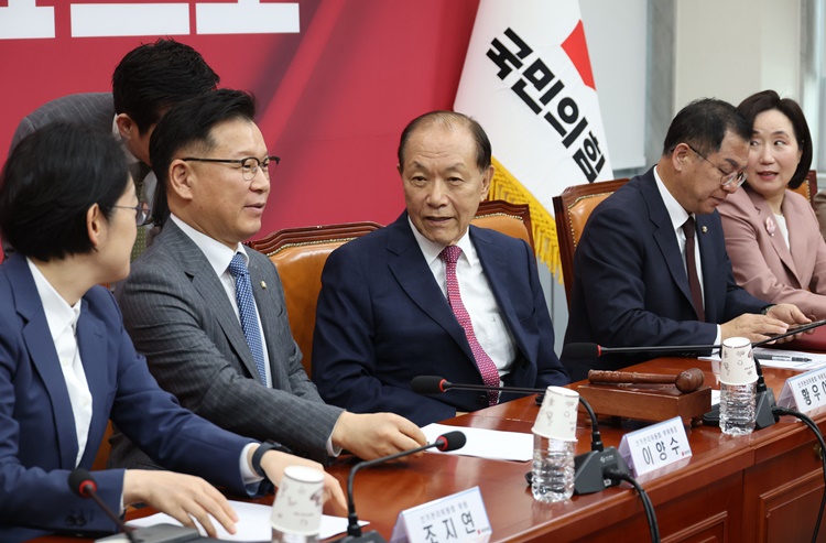 황우여 국민의힘 선거관리위원장이 21일 오전 서울 여의도 국회에서 열린 대통령후보자 선출을 위한 경선 선거관리위원회 회의에서 참석자들과 대화를 하고 있다. /뉴시스