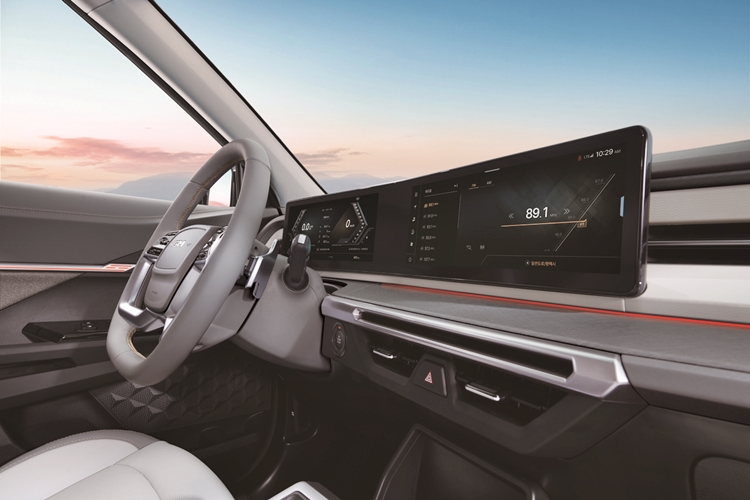 KGM 토레스 HEV 센터페시아에는 비상등 외에 물리버튼이 없다. 대부분 차량 기능 조작은 메인 디스플레이에서 할 수 있다. / KGM