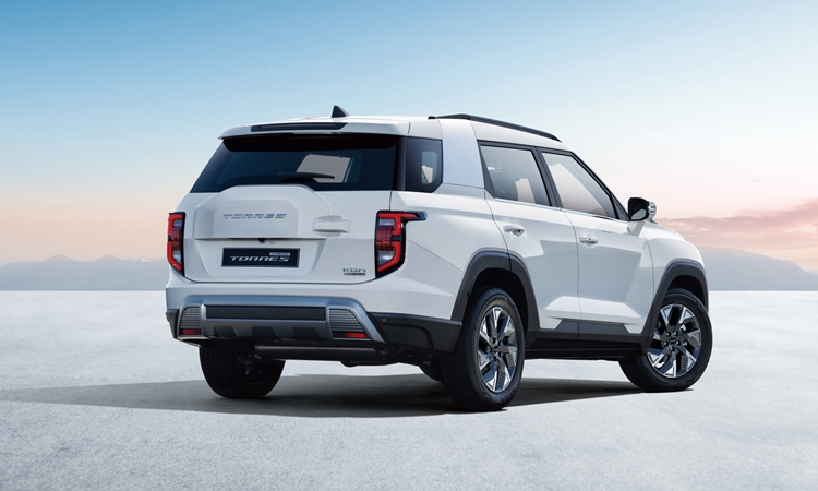 KGM 토레스 HEV 후측면. 후면의 트렁크 도어는 손잡이 부분의 버튼을 눌러 열 수 있다. / KGM