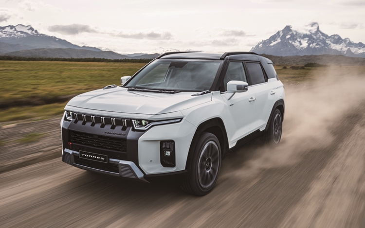 KGM 토레스 HEV는 강인한 인상의 전면부 디자인이 매력 포인트다. / KGM