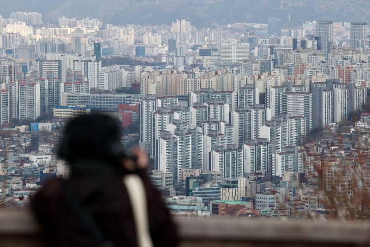 20일 서울시는 지난달 19일 △강남 △서초 △송파 △용산를 토지거래허가구역으로 확대 지정한 이후, 해당 지역의 가격 상승률이 둔화됐다고 밝혔다. 다만 일각에선 토지거래허가구역 해제와 확대 재지정은 부동산 양극화를 서울 시내로 불러왔으며, 정책의 일관성 확보를 위한 향후 검토와 대응이 필요하다는 주장이 제기됐다. 사진은 대한민국의 아파트 전경./ 뉴시스