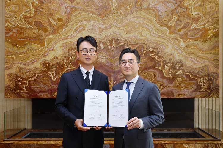 한성자동차가 고객들의 프리미엄 라이프스타일 경험 확대를 위해 조선 팰리스와 MOU 체결했다. 사진은 김마르코 한성자동차 대표(왼쪽)와 이정욱 조선 팰리스 총지배인(오른쪽). / 한성자동차